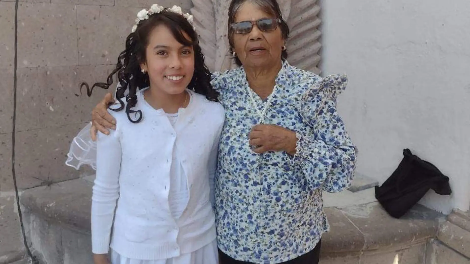 FOTO PRINCIPAL SJR La festejada con su abuelita